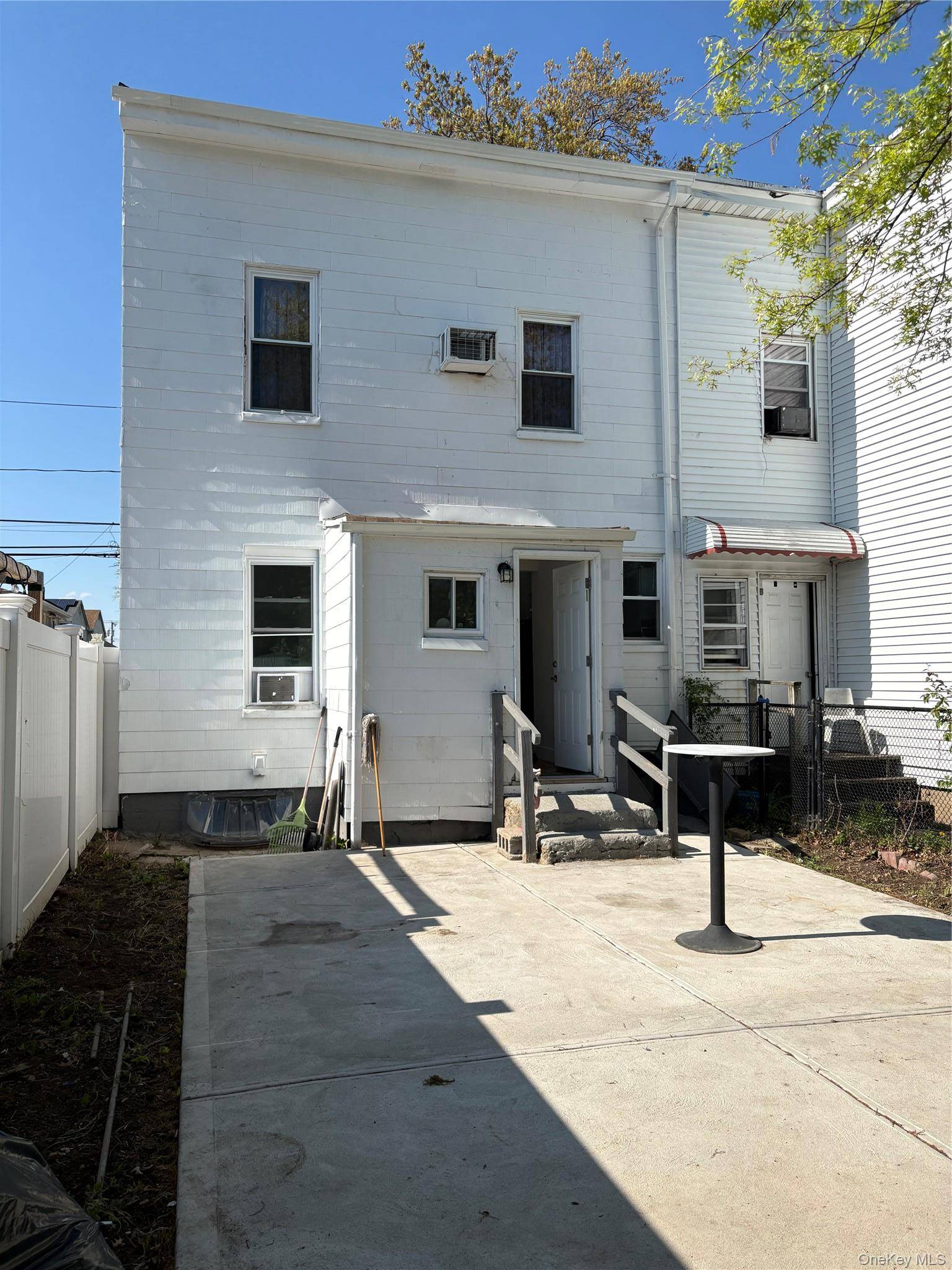 5 Bedroom Home for Sale in New Hyde Park - New York - USA - 3