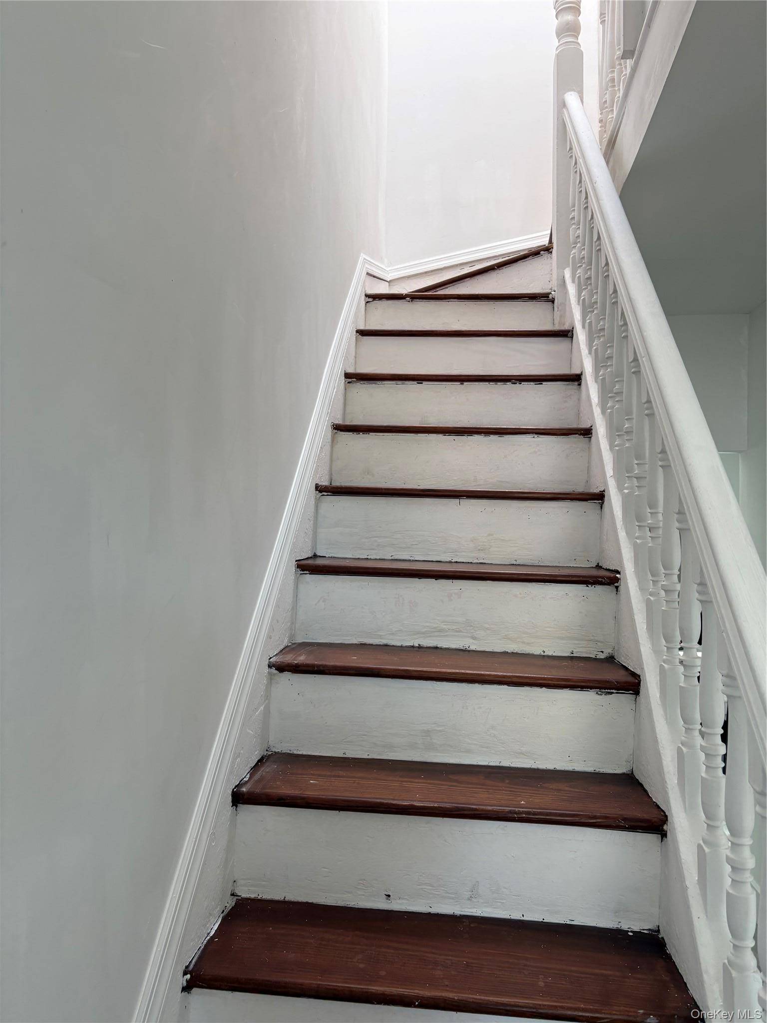 5 Bedroom Home for Sale in New Hyde Park - New York - USA - 4