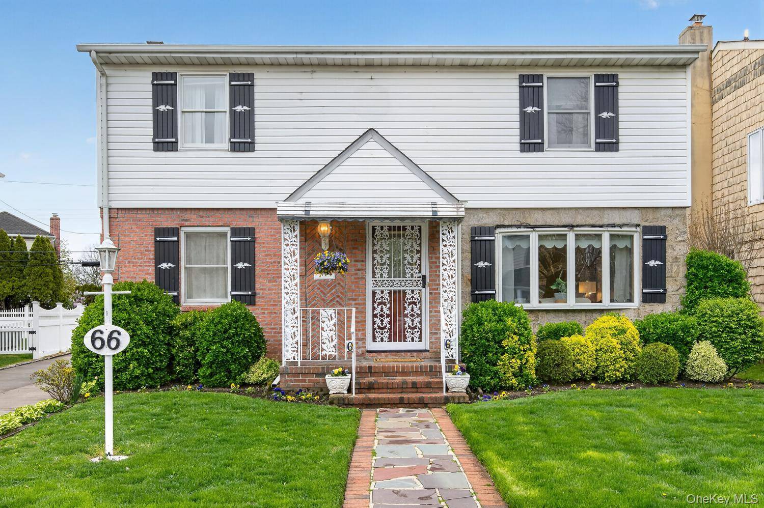 5 Bedroom Home for Sale in New Hyde Park - New York - USA - 1