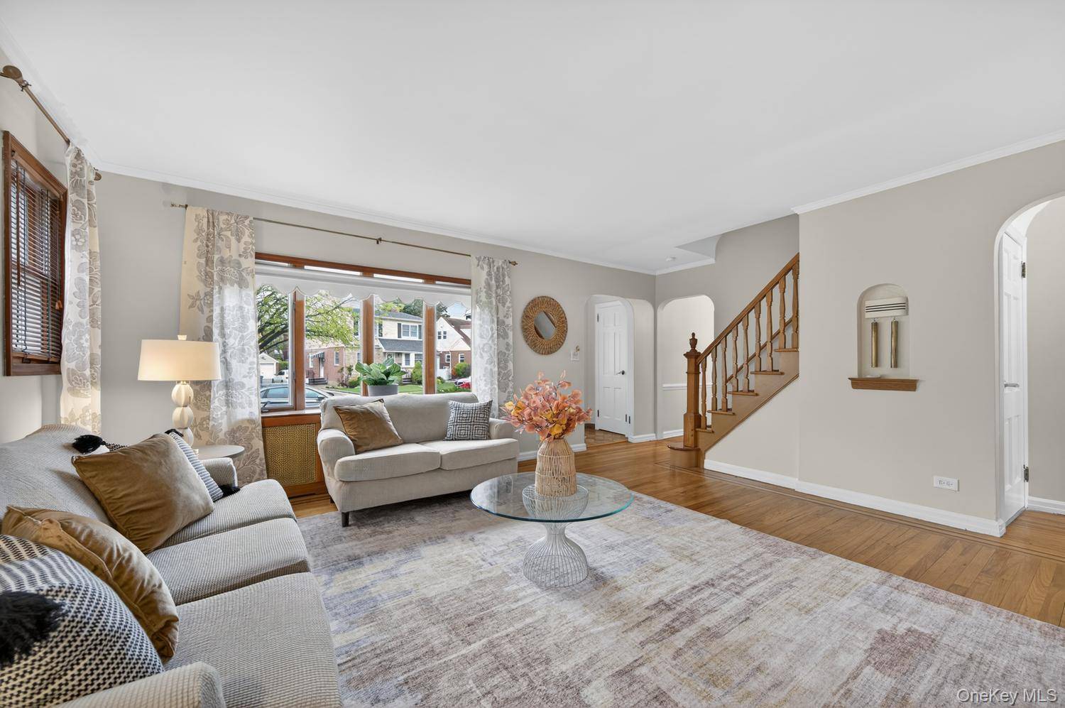 5 Bedroom Home for Sale in New Hyde Park - New York - USA - 2