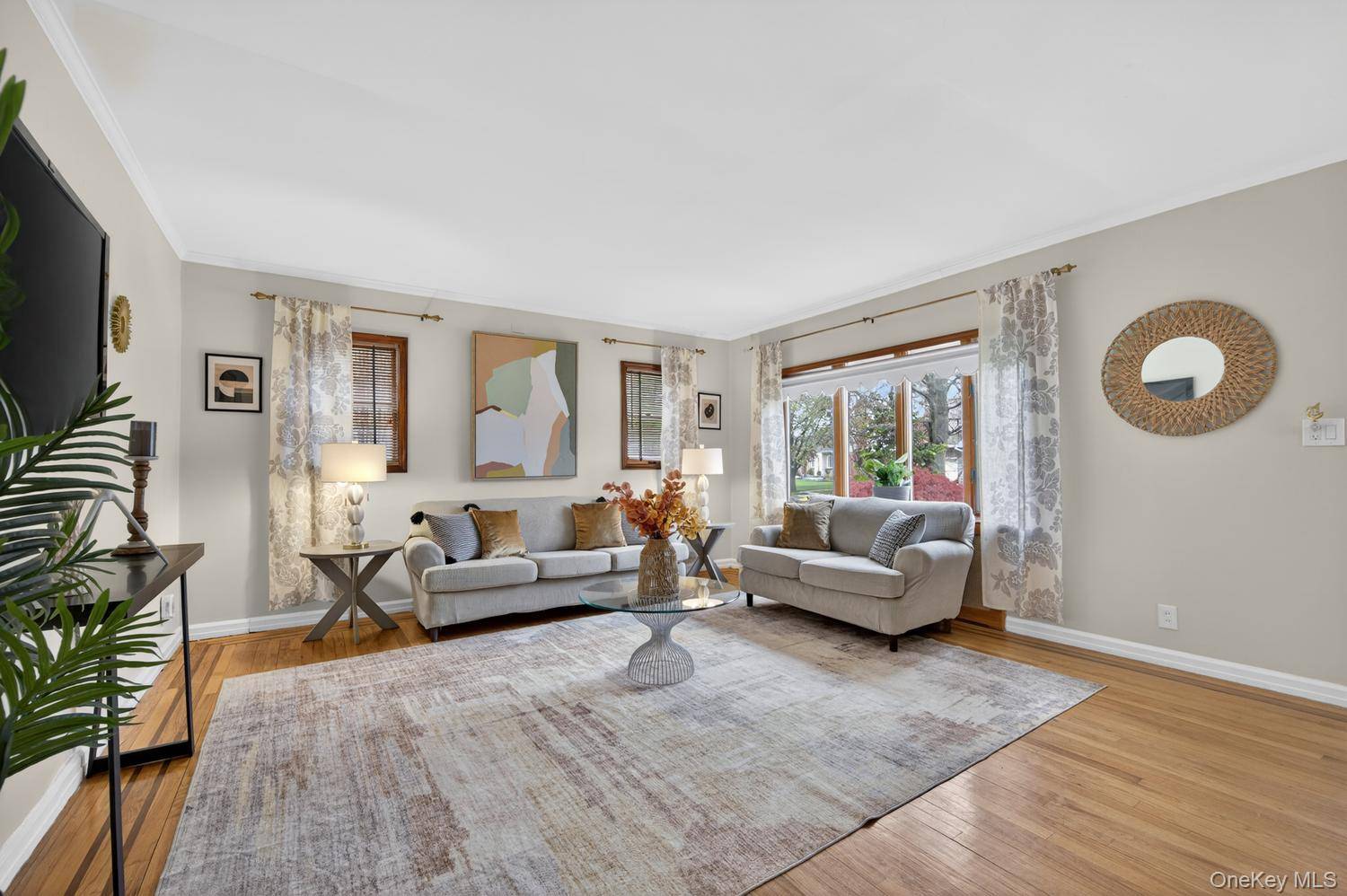 5 Bedroom Home for Sale in New Hyde Park - New York - USA - 4