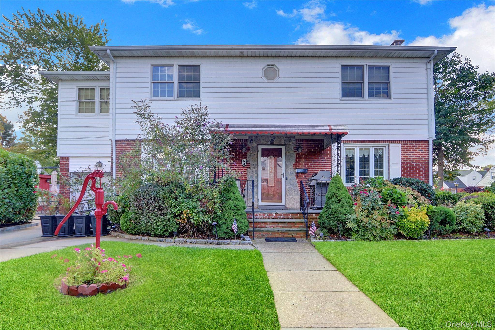 5 Bedroom Home for Sale in New Hyde Park - New York - USA - 1