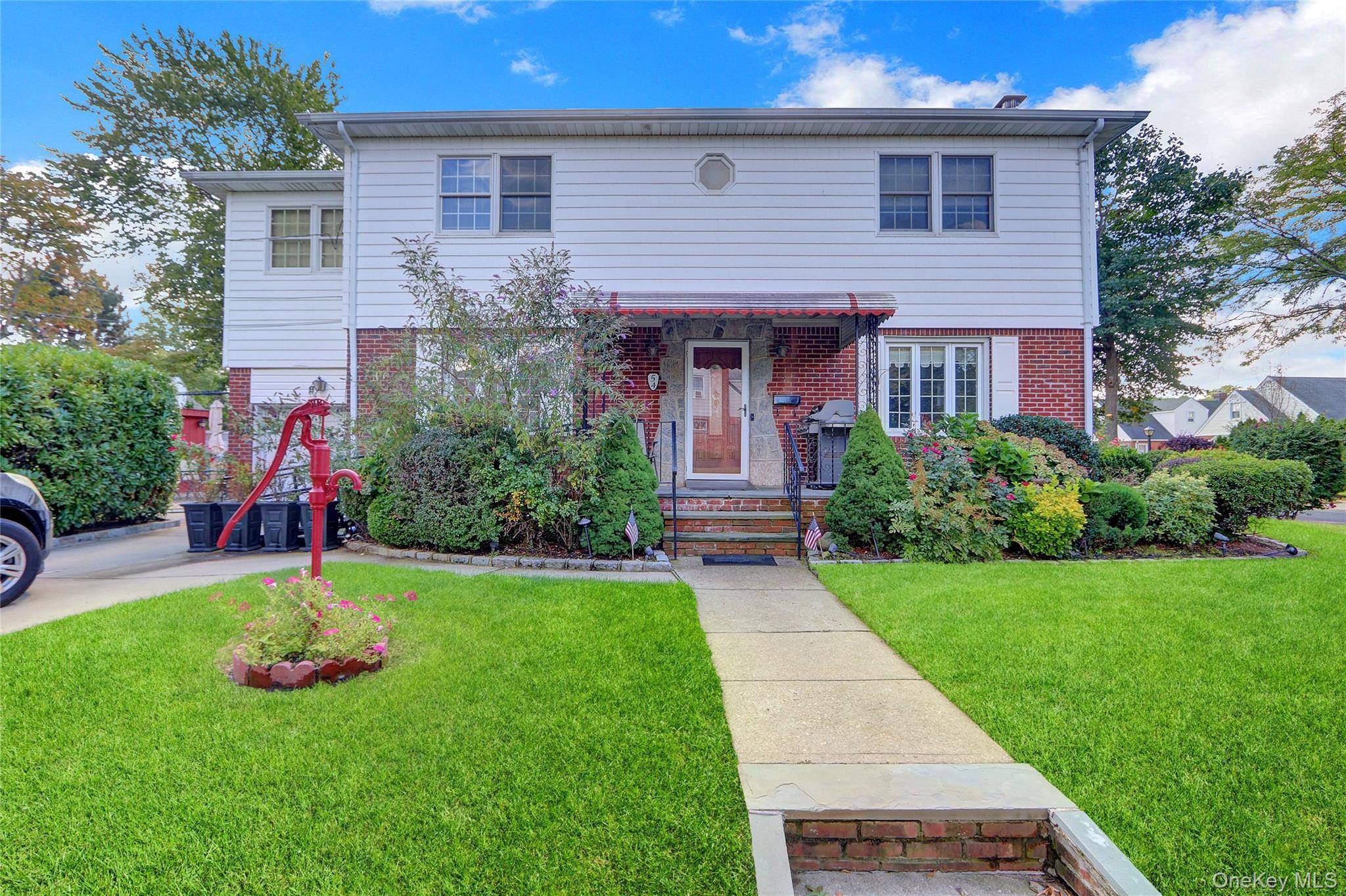 5 Bedroom Home for Sale in New Hyde Park - New York - USA - 2