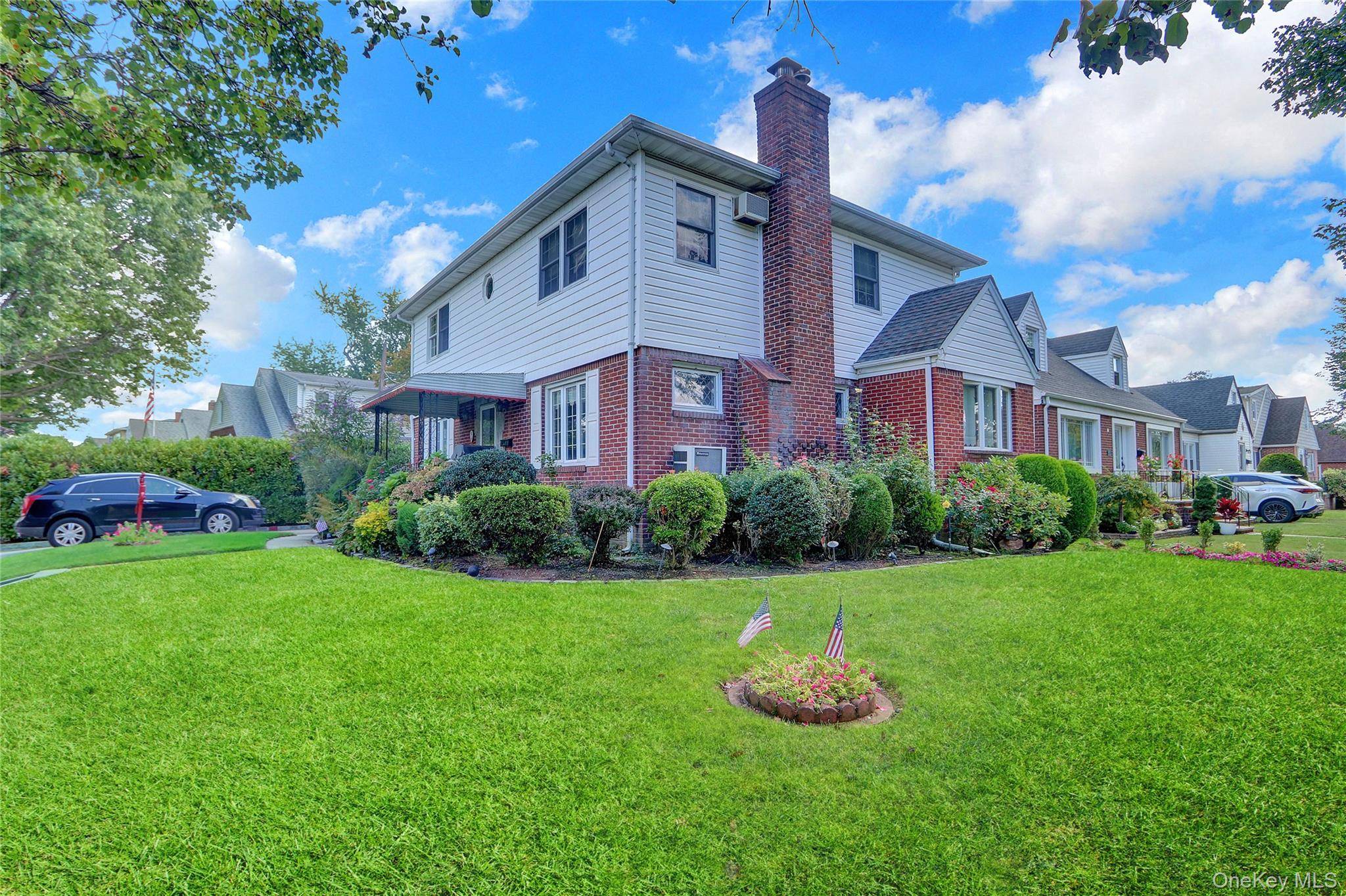 5 Bedroom Home for Sale in New Hyde Park - New York - USA - 3
