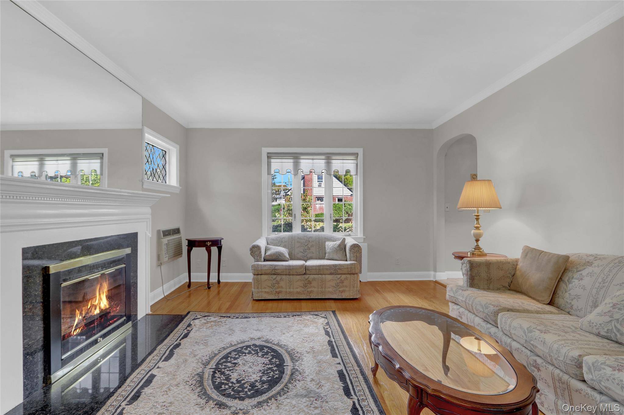 5 Bedroom Home for Sale in New Hyde Park - New York - USA - 4