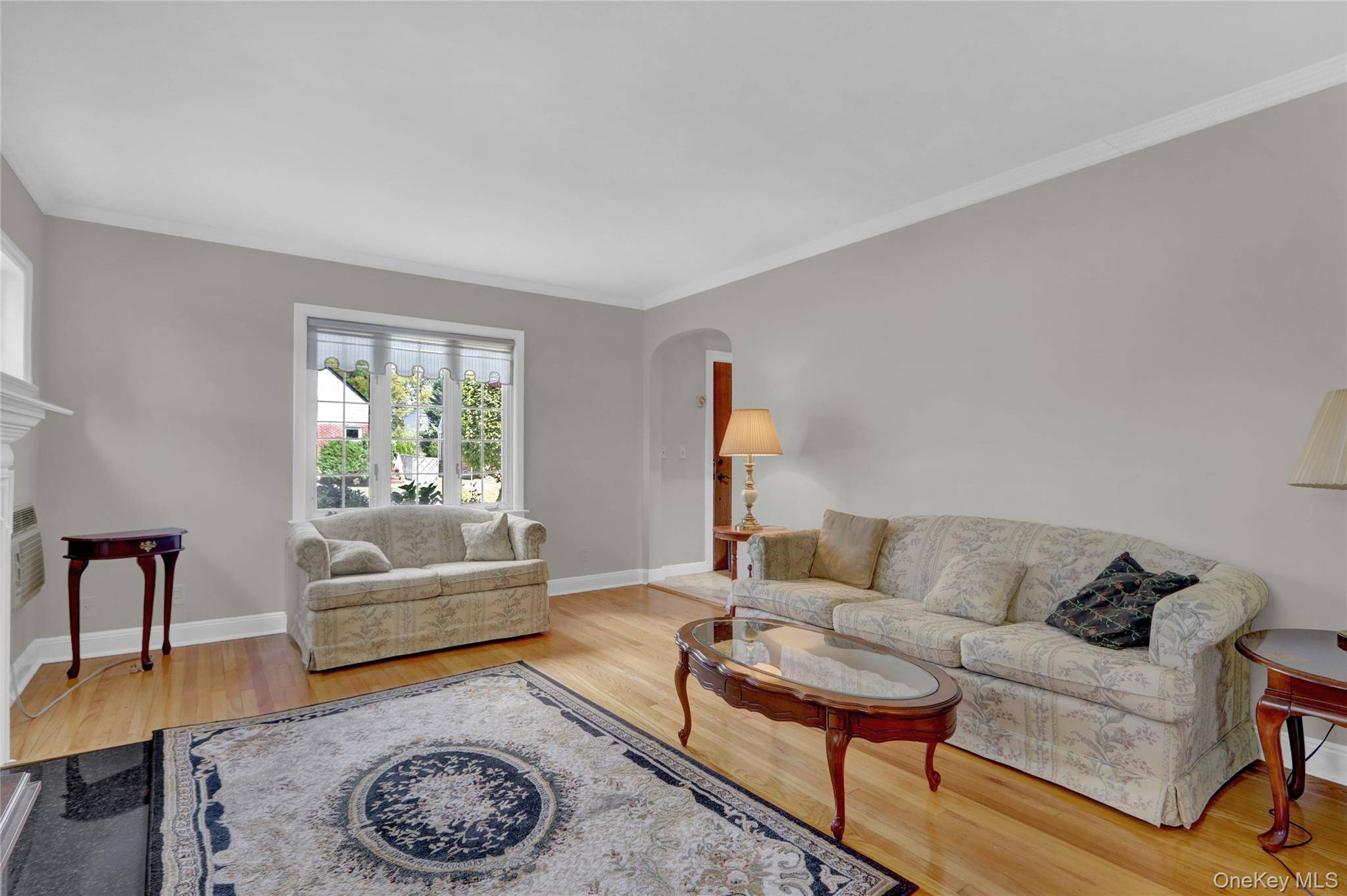5 Bedroom Home for Sale in New Hyde Park - New York - USA - 5