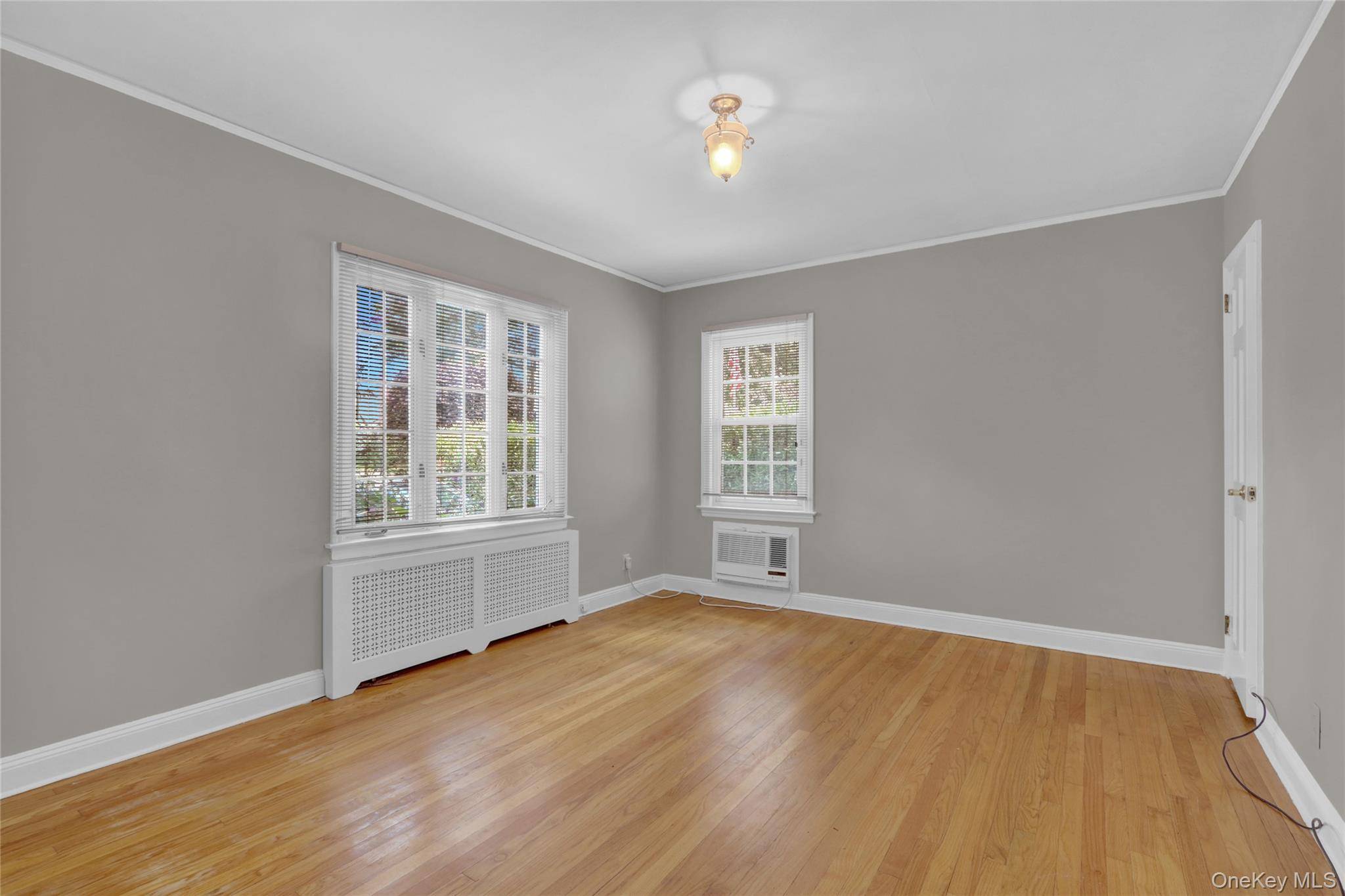 5 Bedroom Home for Sale in New Hyde Park - New York - USA - 7
