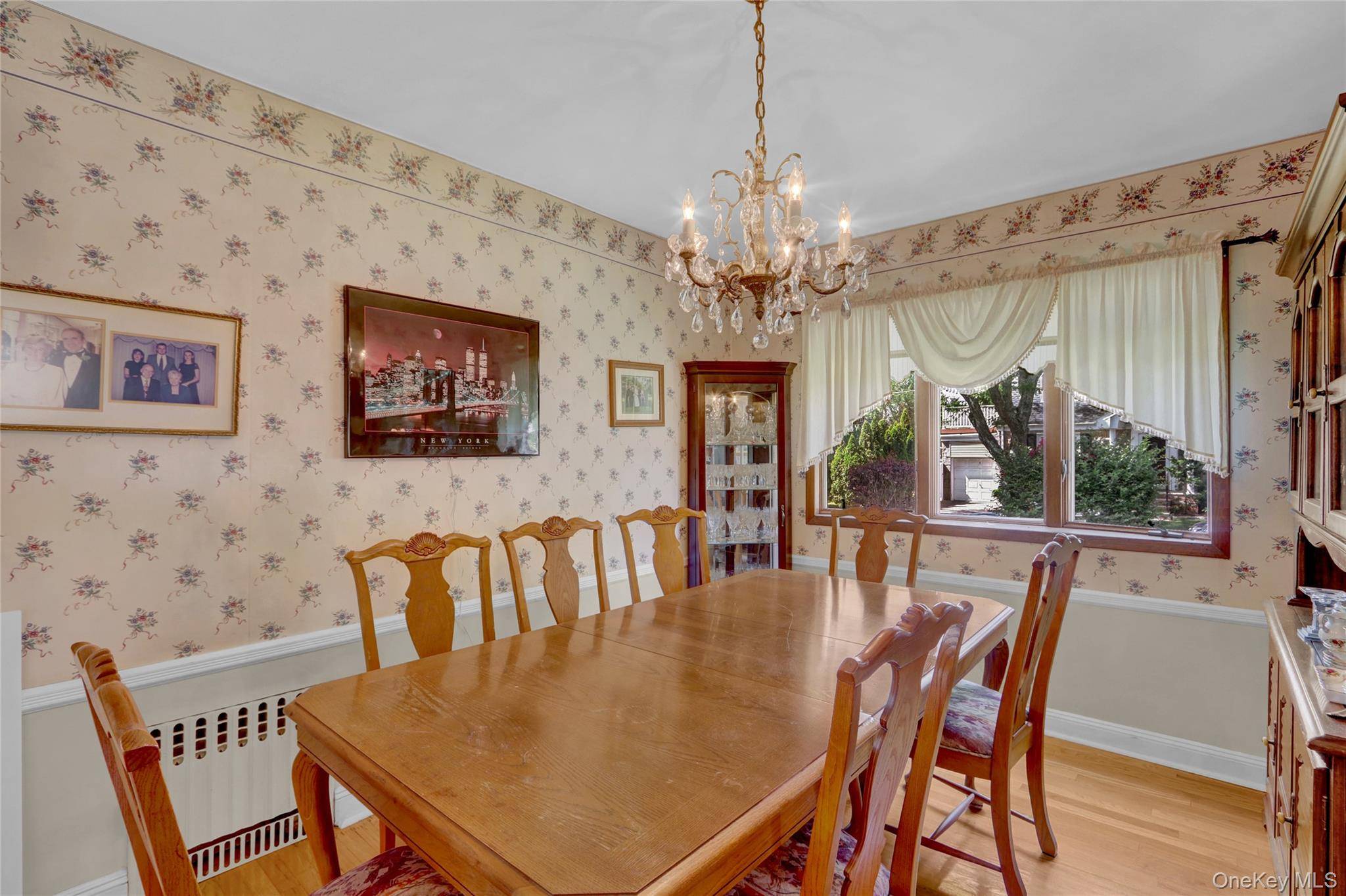 5 Bedroom Home for Sale in New Hyde Park - New York - USA - 8