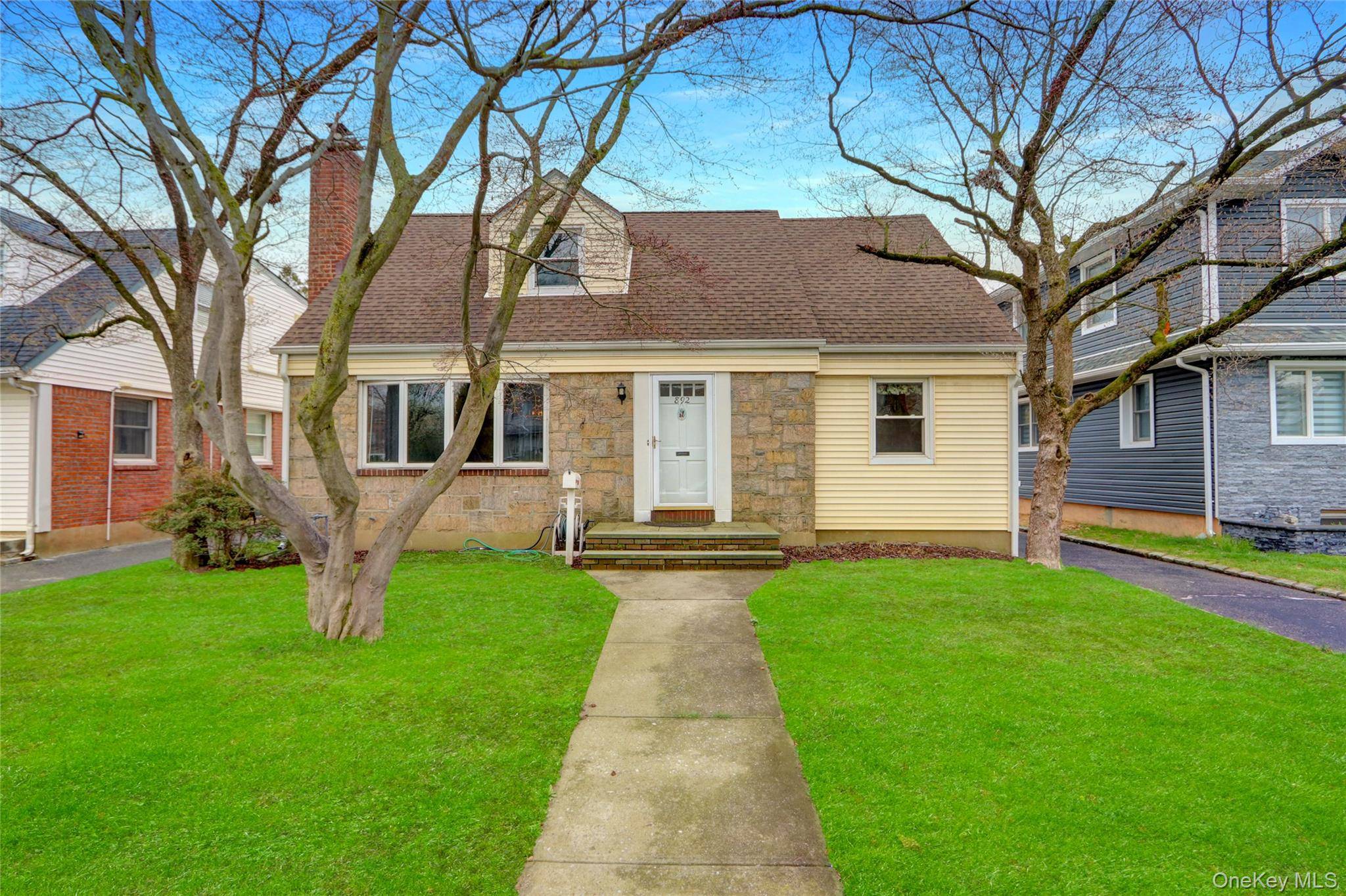 5 Bedroom Home for Sale in New Hyde Park - New York - USA - 1