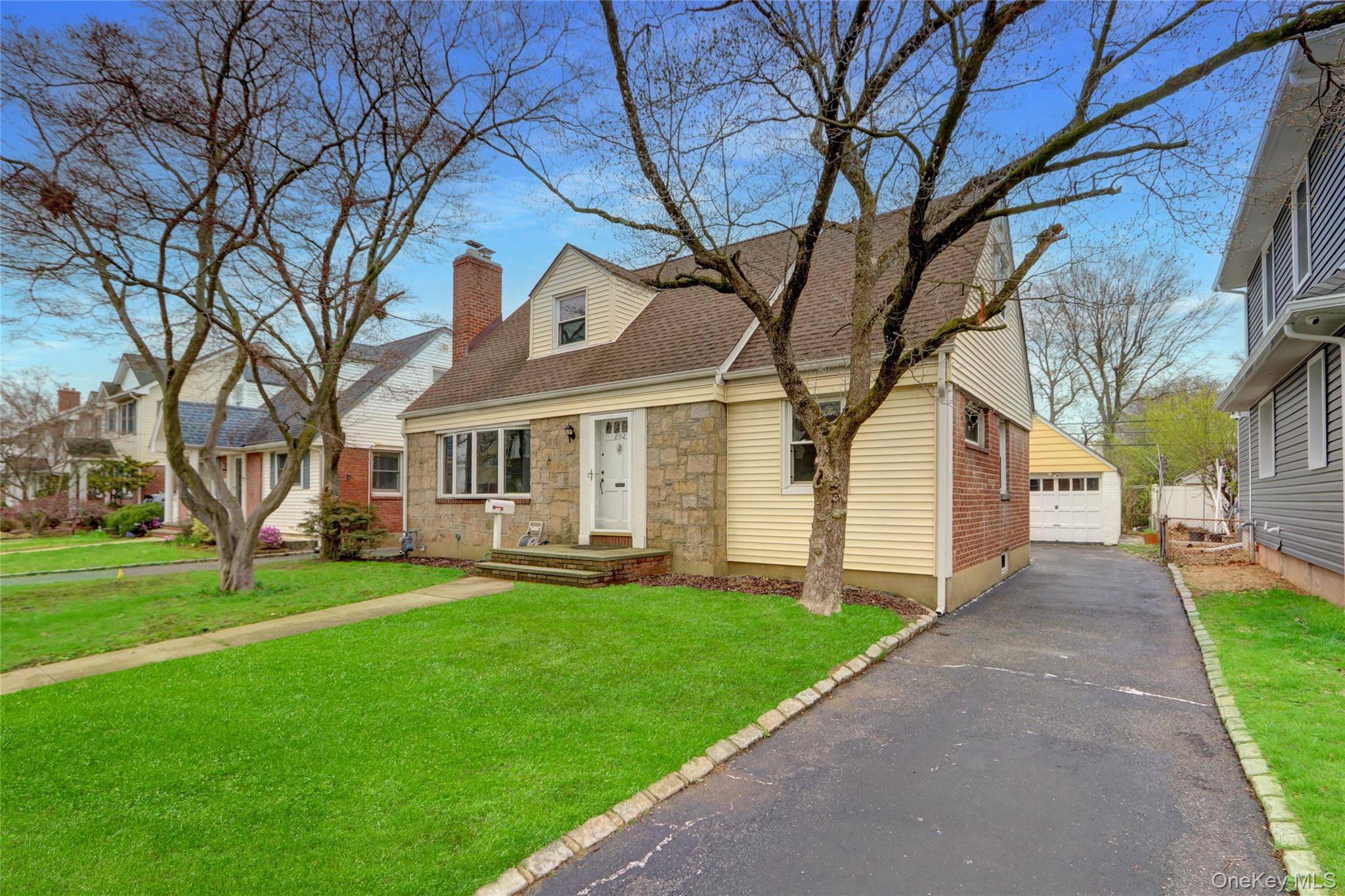 5 Bedroom Home for Sale in New Hyde Park - New York - USA - 2