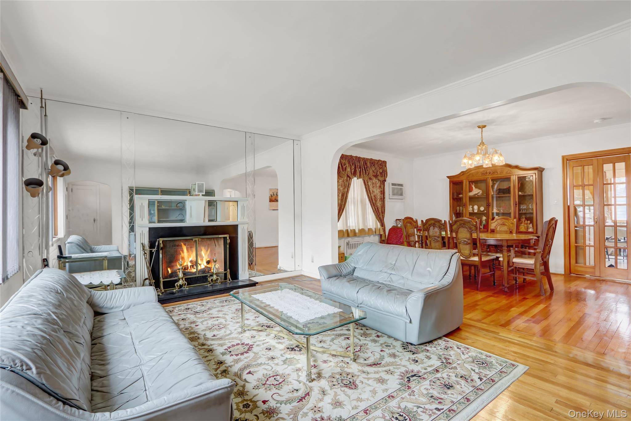 5 Bedroom Home for Sale in New Hyde Park - New York - USA - 3