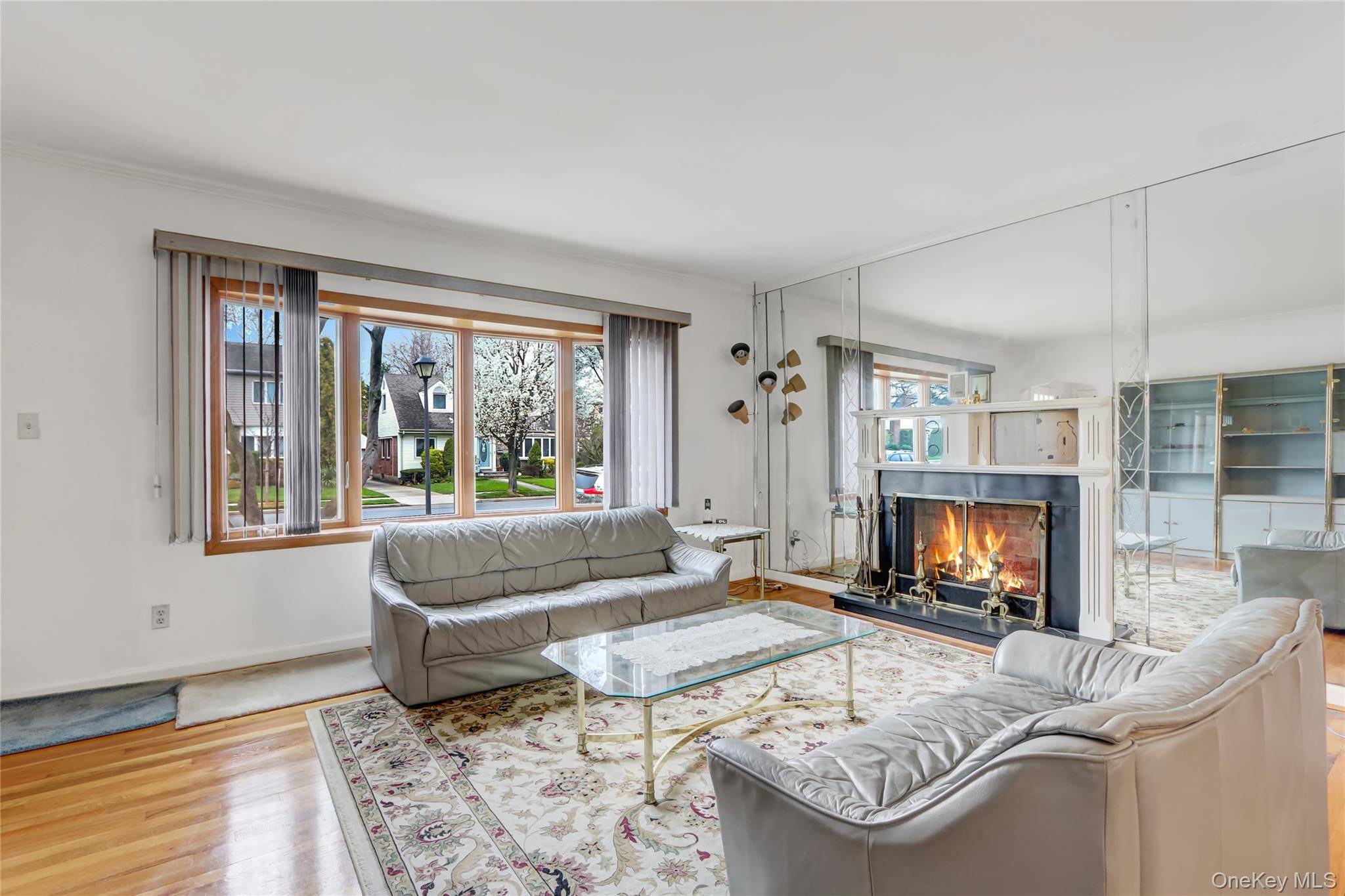 5 Bedroom Home for Sale in New Hyde Park - New York - USA - 4