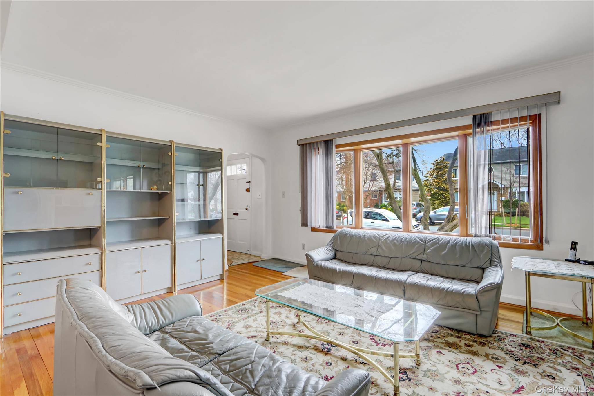 5 Bedroom Home for Sale in New Hyde Park - New York - USA - 5