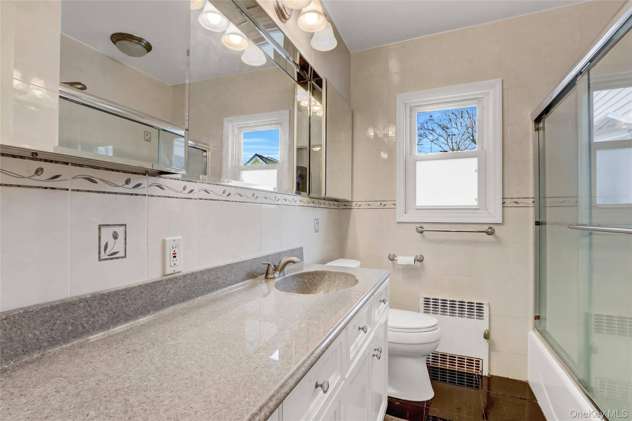 5 Bedroom Home for Sale in New Hyde Park - New York - USA - 6