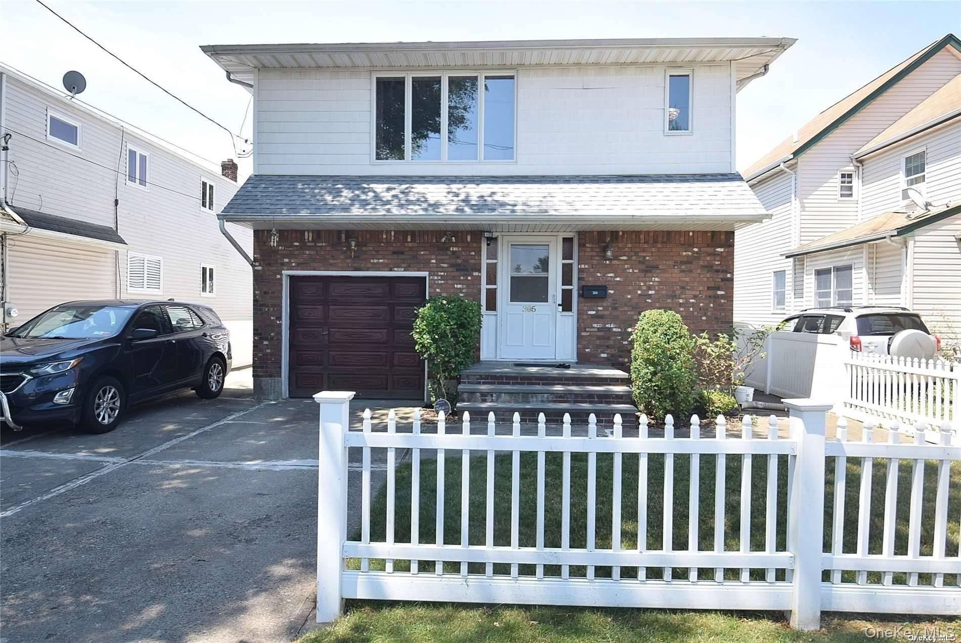 5 Bedroom Home for Sale in New Hyde Park - New York - USA - 1