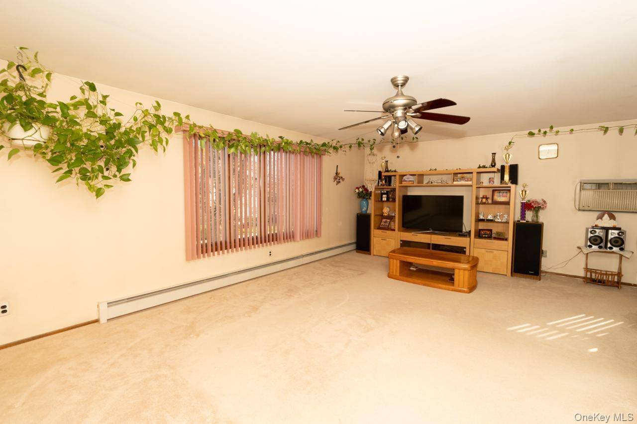 5 Bedroom Home for Sale in New Hyde Park - New York - USA - 2