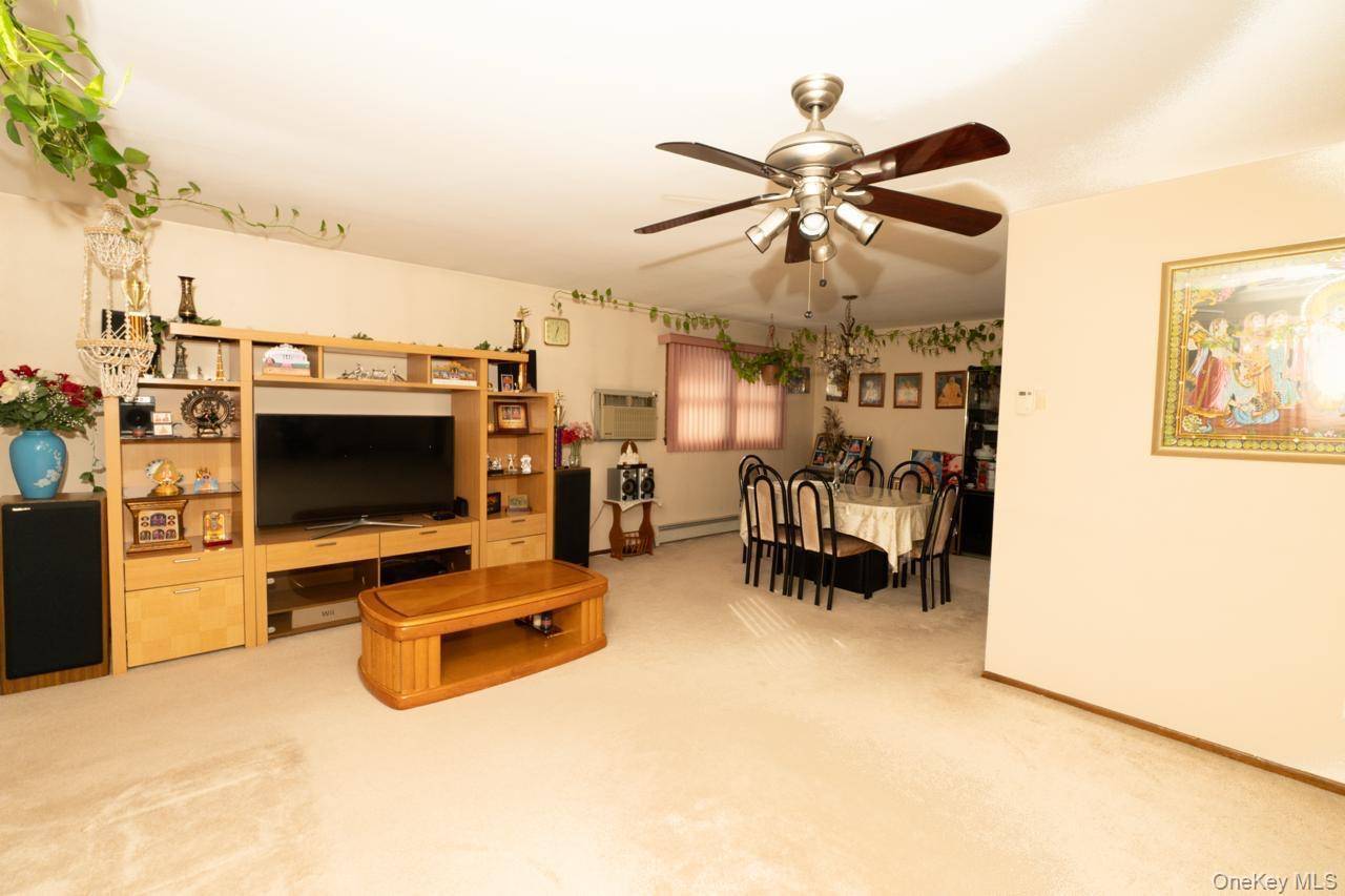 5 Bedroom Home for Sale in New Hyde Park - New York - USA - 3