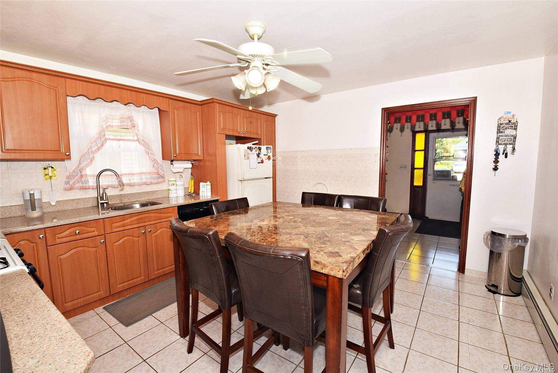 5 Bedroom Home for Sale in New Hyde Park - New York - USA - 4