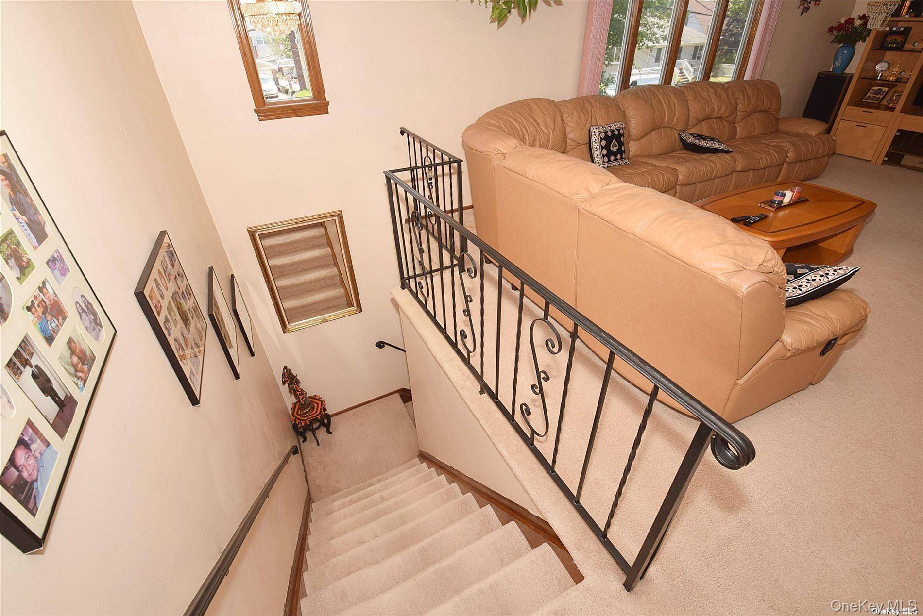 5 Bedroom Home for Sale in New Hyde Park - New York - USA - 6