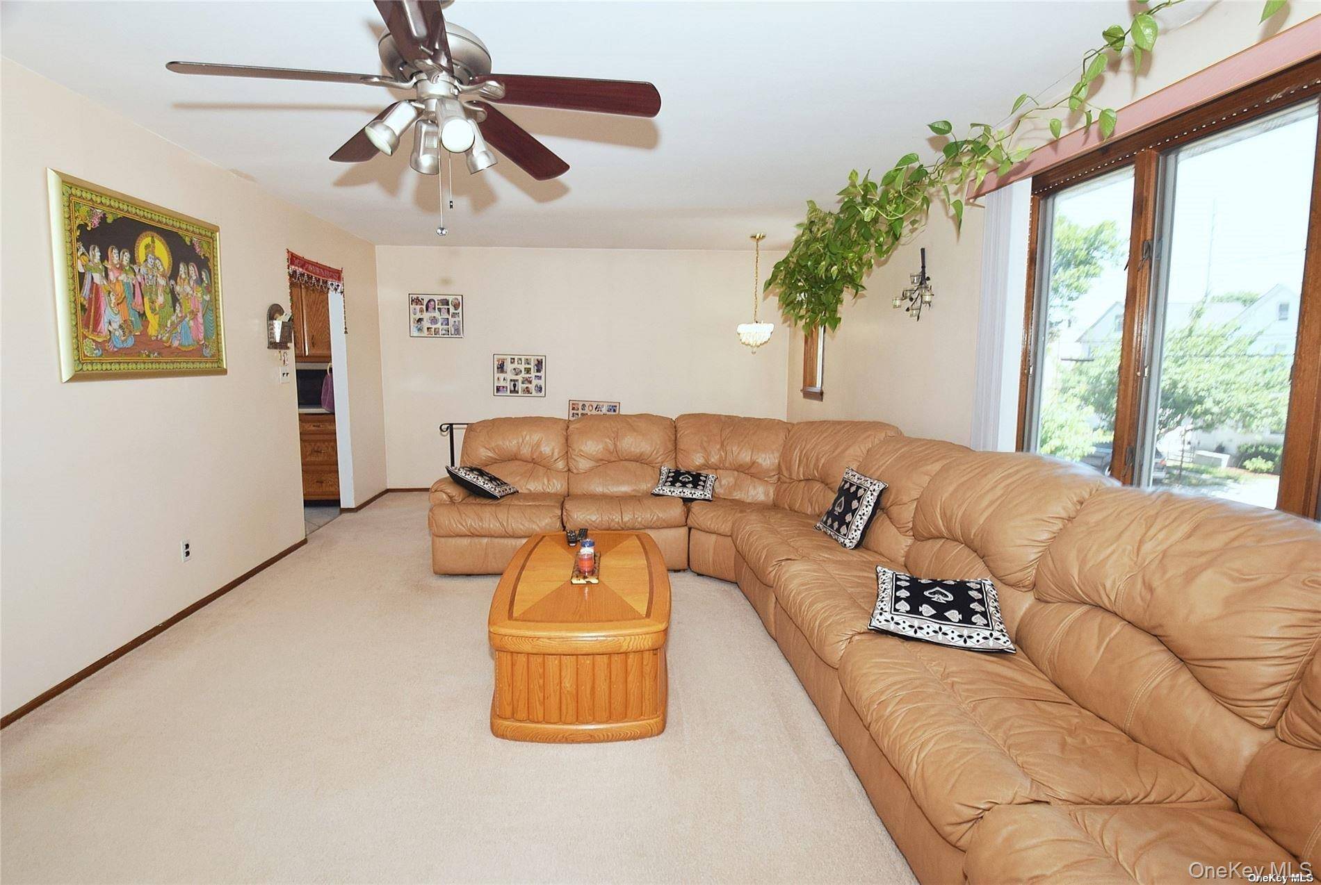 5 Bedroom Home for Sale in New Hyde Park - New York - USA - 8