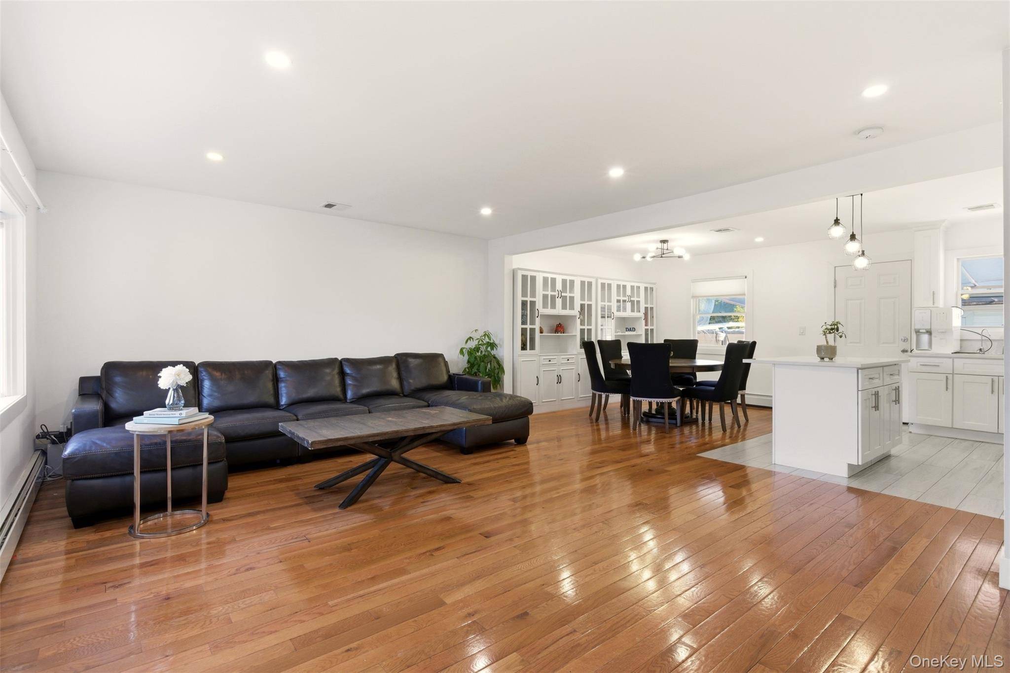 Hogar con 5 Dormitorios en Venta en Plainview - Nueva York - EE. UU. - 3