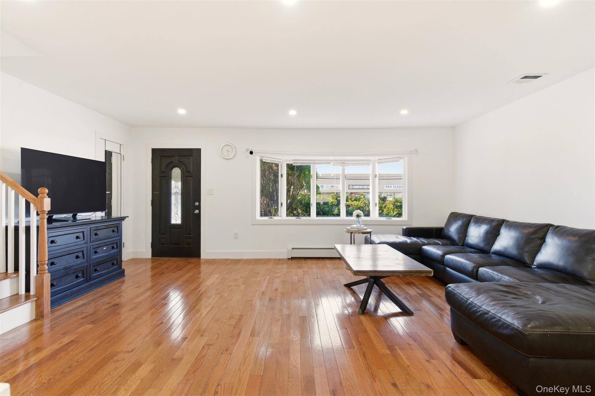 Hogar con 5 Dormitorios en Venta en Plainview - Nueva York - EE. UU. - 4