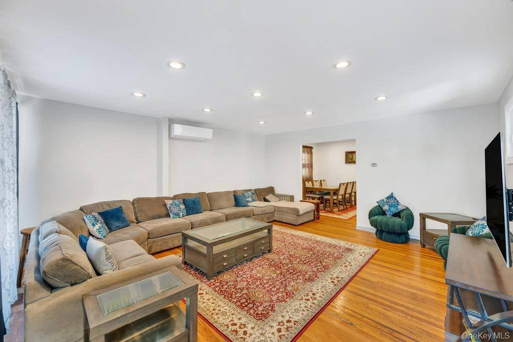 5 Bedroom Home for Sale in Queens Village - New York - USA - 4