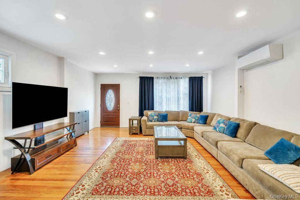 5 Bedroom Home for Sale in Queens Village - New York - USA - 5