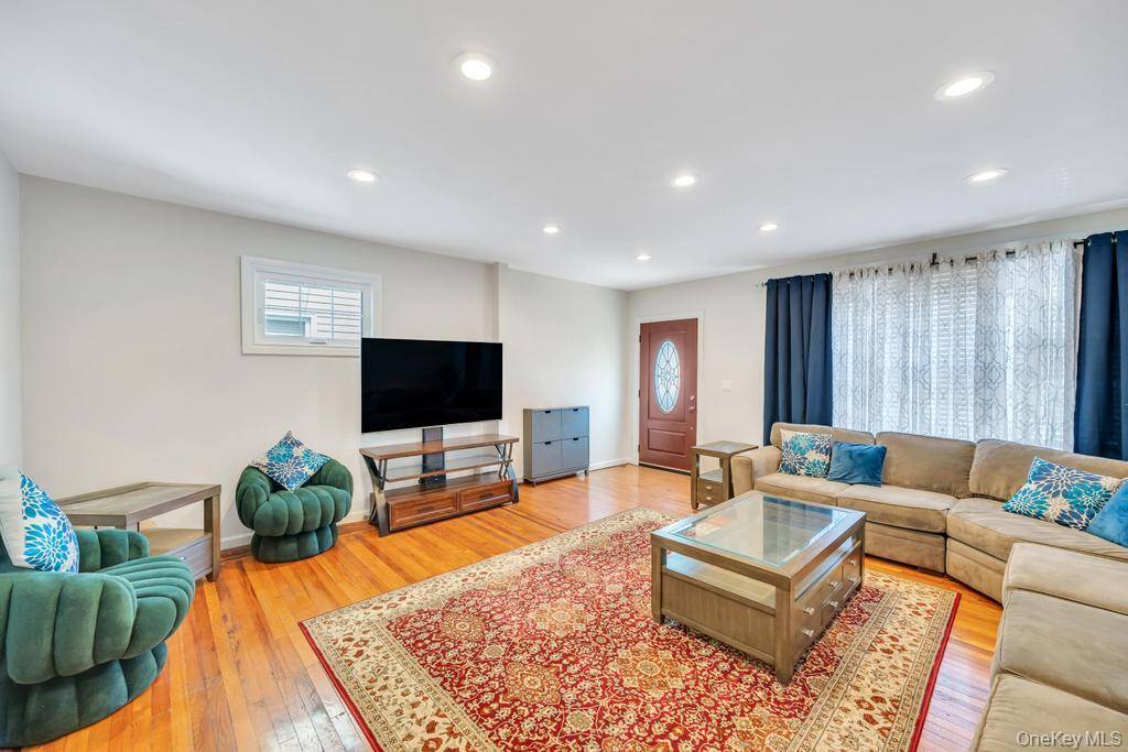 5 Bedroom Home for Sale in Queens Village - New York - USA - 6