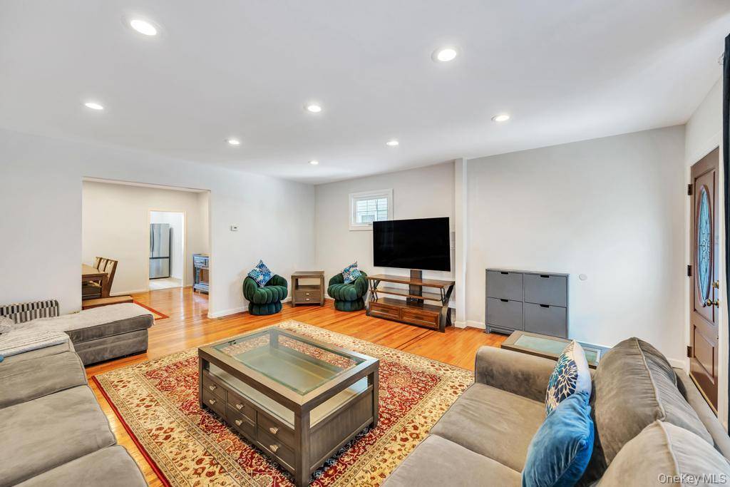 5 Bedroom Home for Sale in Queens Village - New York - USA - 7