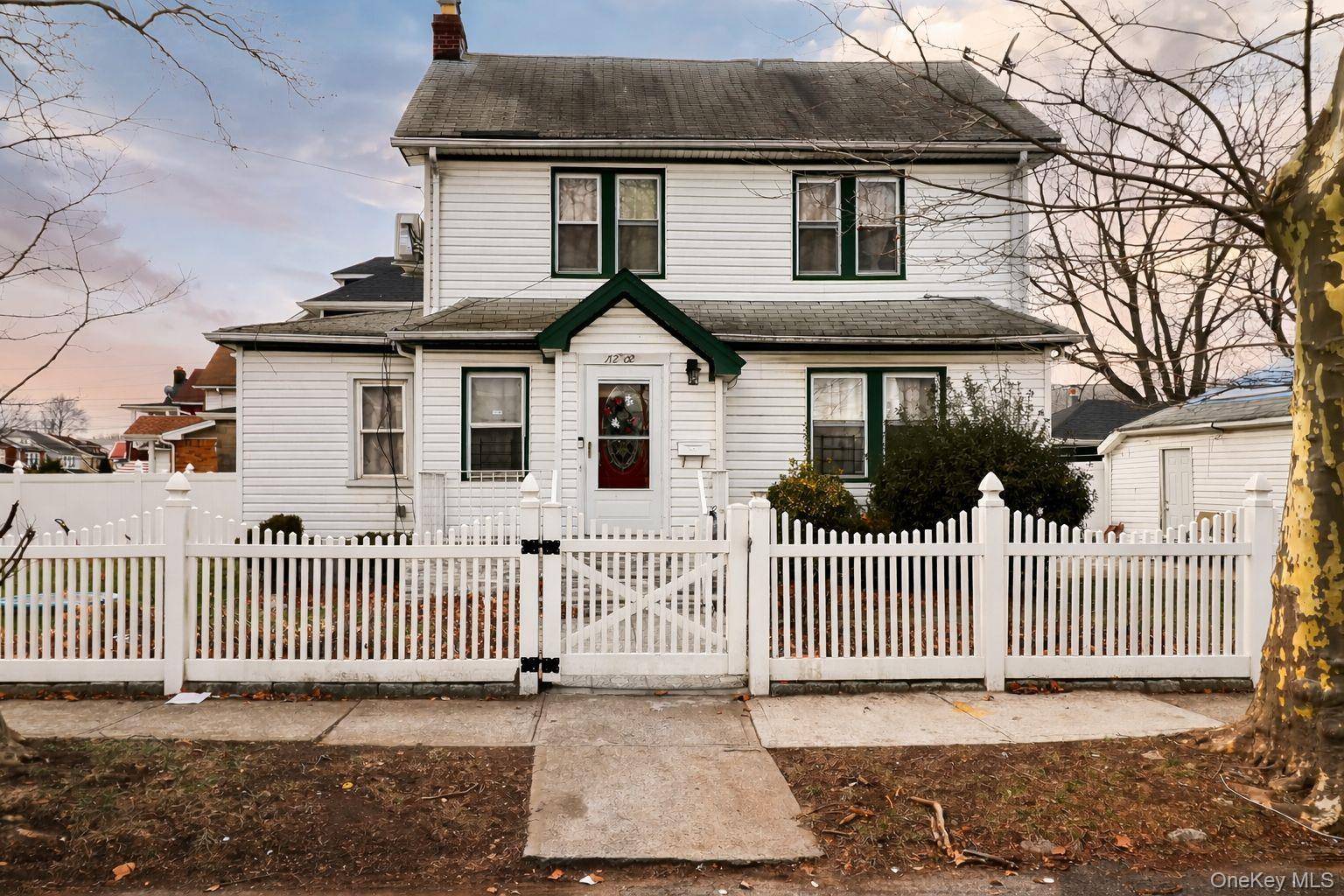 5 Bedroom Home for Sale in Queens Village - New York - USA - 1