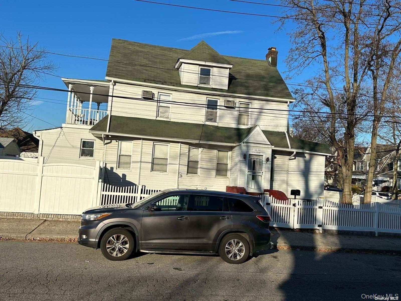 5 Bedroom Home for Sale in Queens Village - New York - USA - 1