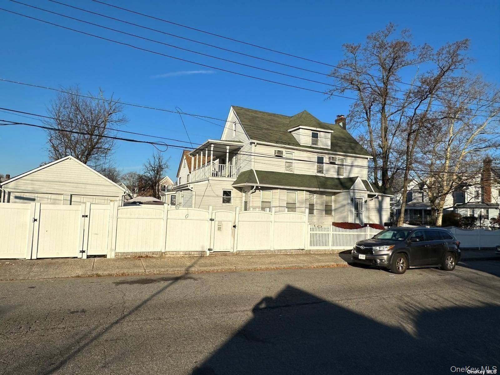 5 Bedroom Home for Sale in Queens Village - New York - USA - 2