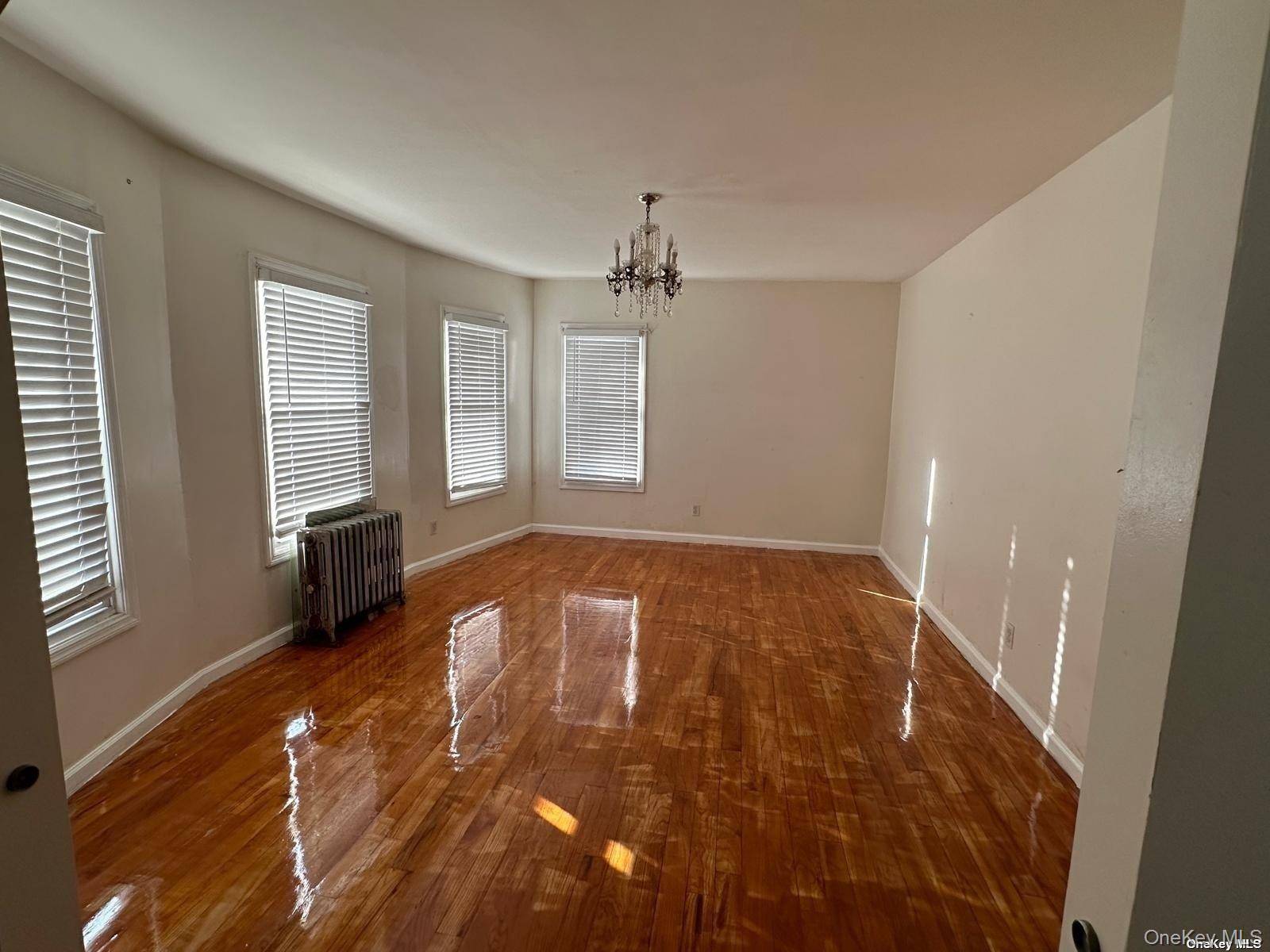 5 Bedroom Home for Sale in Queens Village - New York - USA - 7