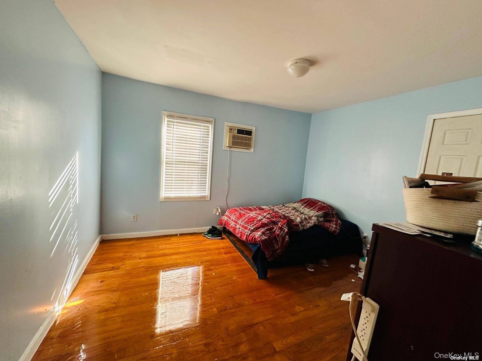 5 Bedroom Home for Sale in Queens Village - New York - USA - 8
