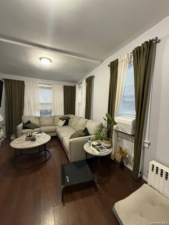 5 Bedroom Home for Sale in Queens Village - New York - USA - 3