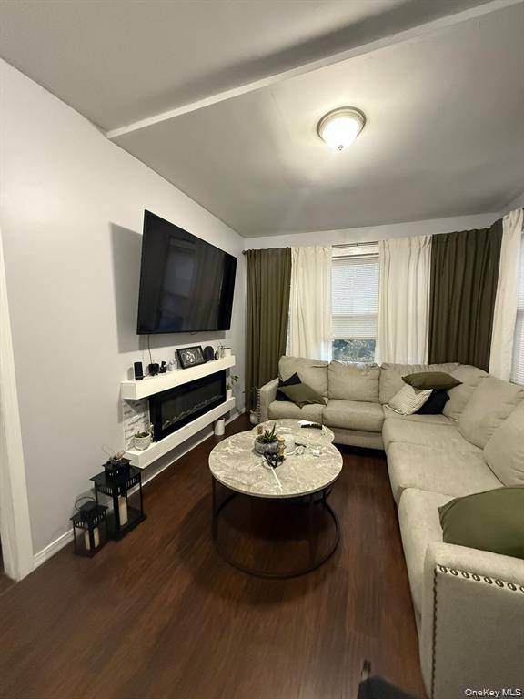 5 Bedroom Home for Sale in Queens Village - New York - USA - 4