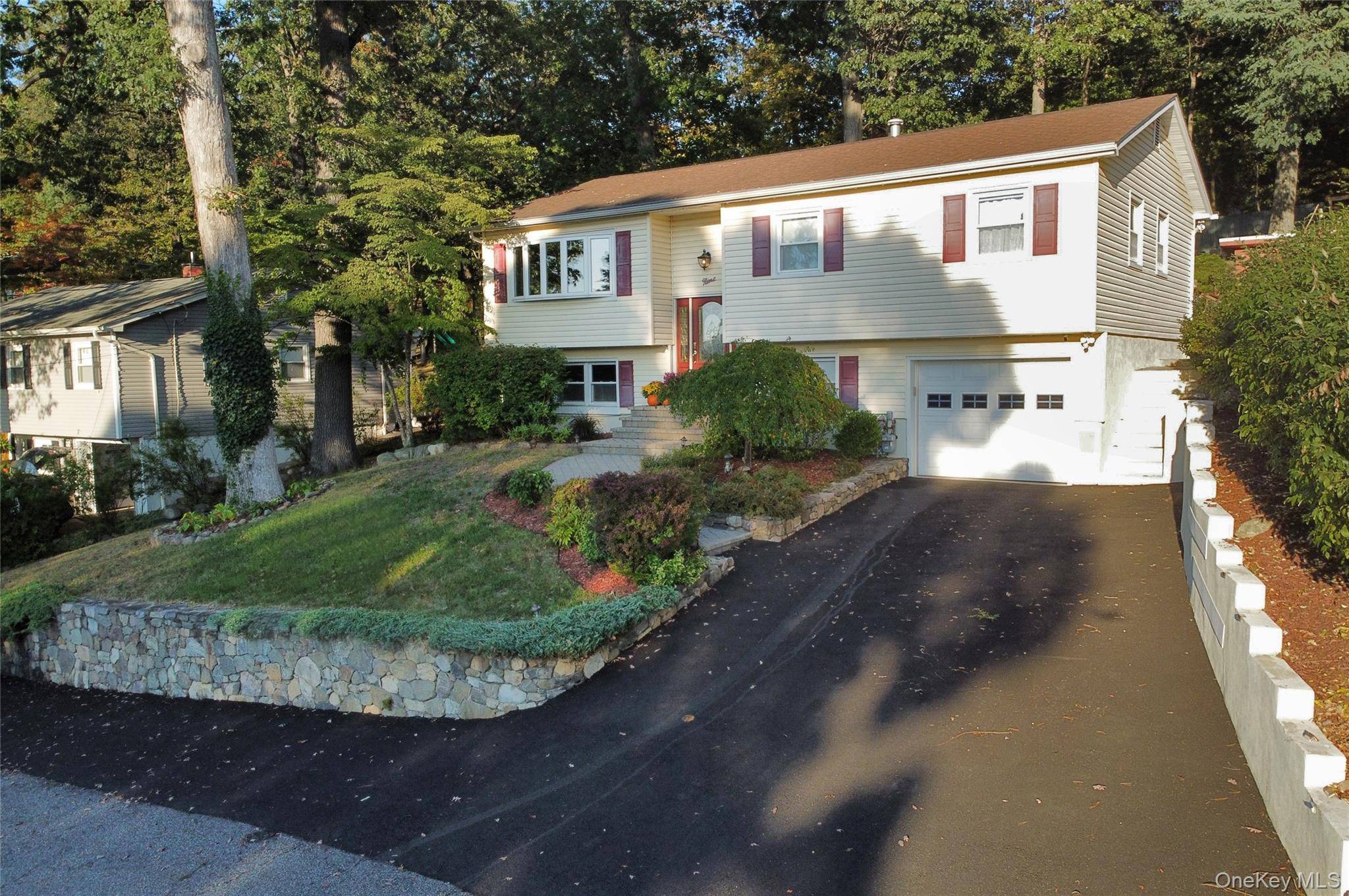 Casa com 5 Quartos à Venda em Suffern - Nova Iorque - EUA - 1