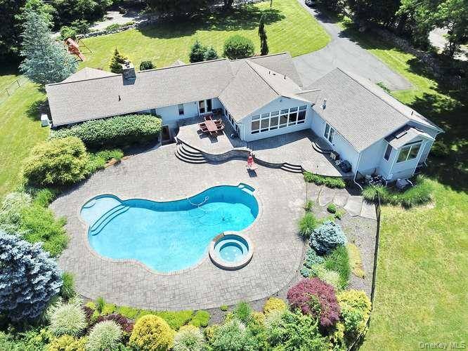 Casa com 5 Quartos à Venda em Suffern - Nova Iorque - EUA - 1