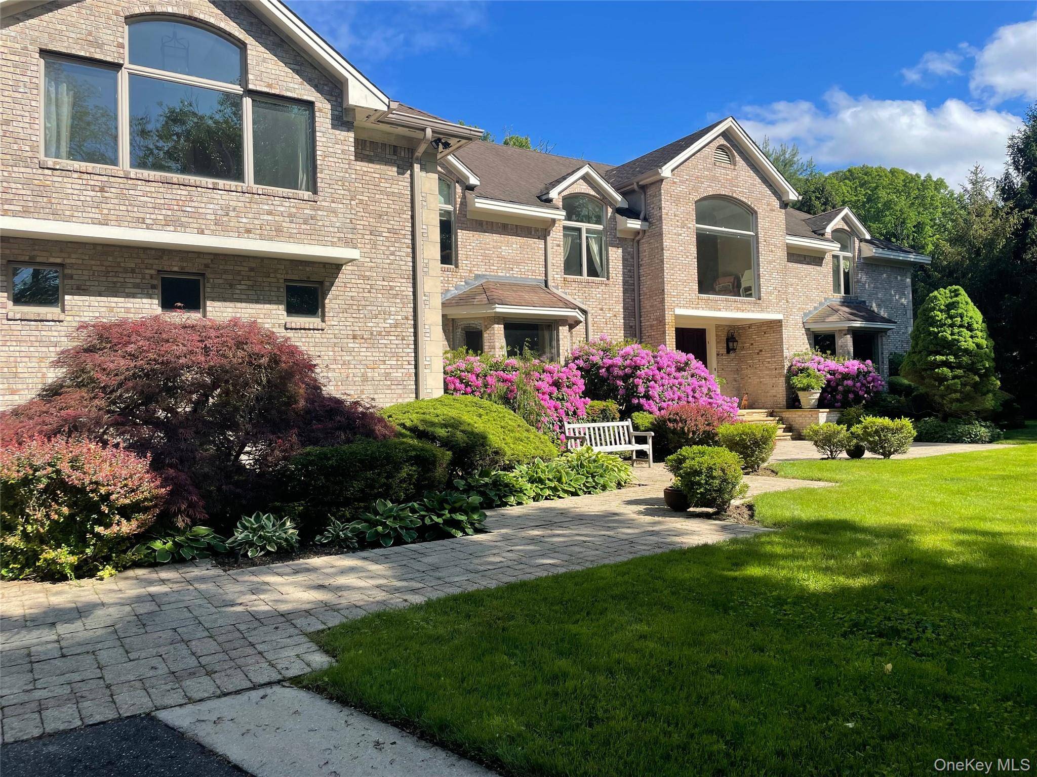 5 Bedroom Home for Sale in Syosset - New York - USA - 1