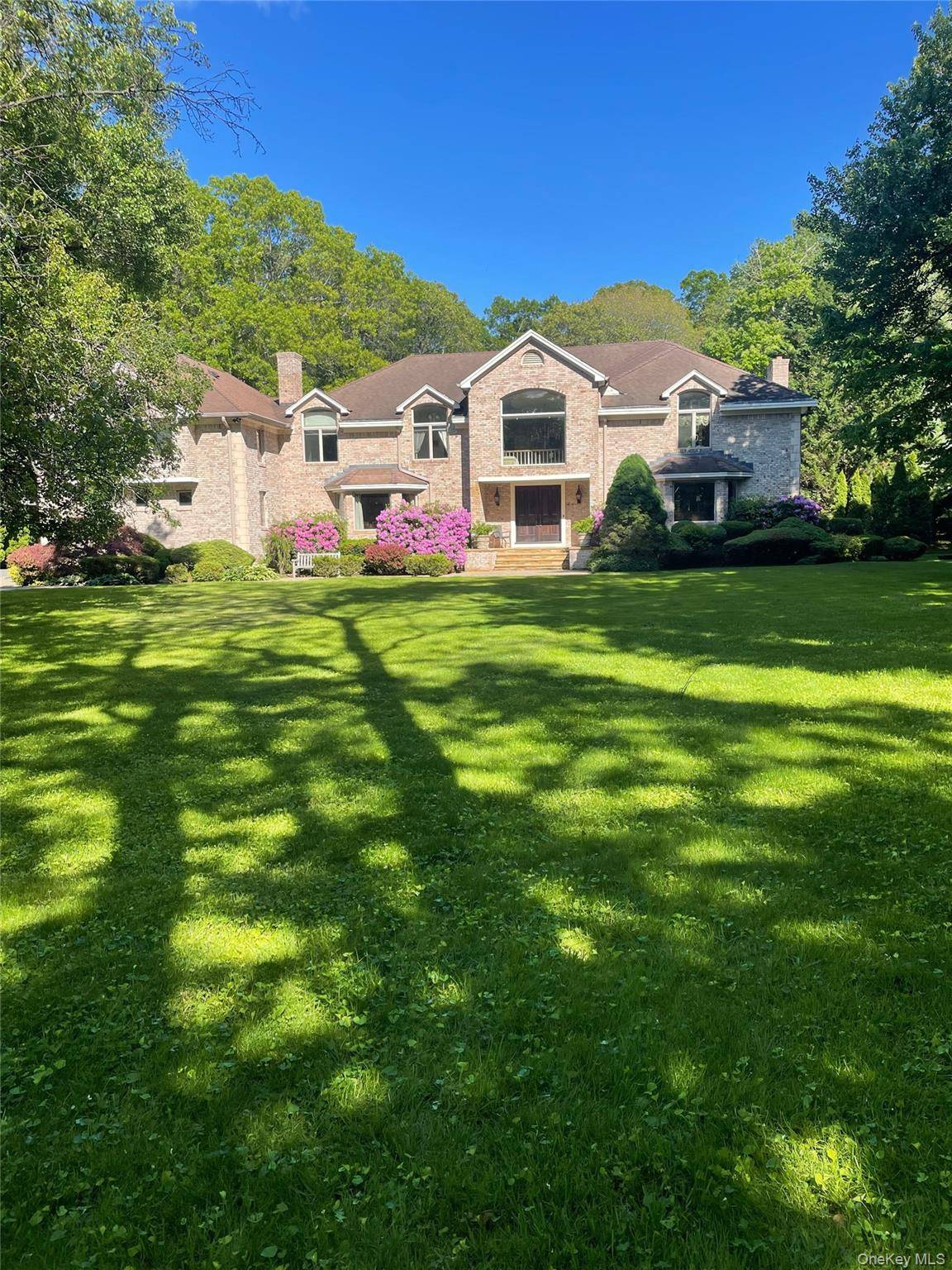 5 Bedroom Home for Sale in Syosset - New York - USA - 2