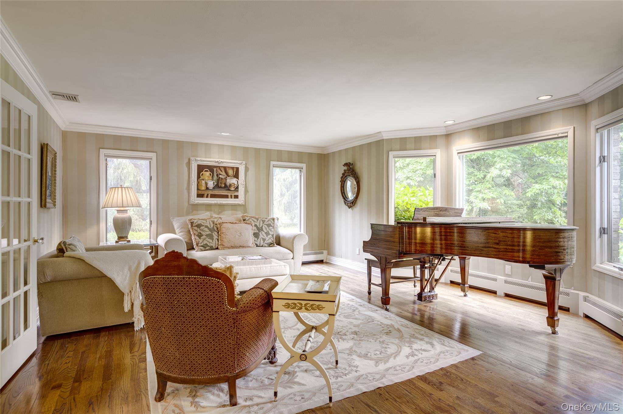 5 Bedroom Home for Sale in Syosset - New York - USA - 8