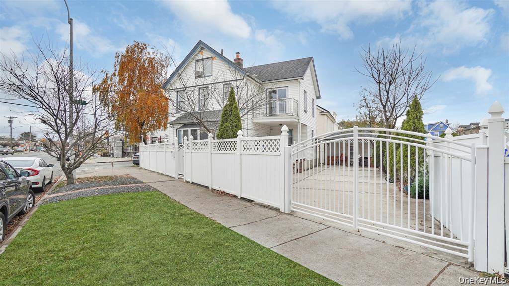 6 Bedroom Home for Sale in Queens Village - New York - USA - 1
