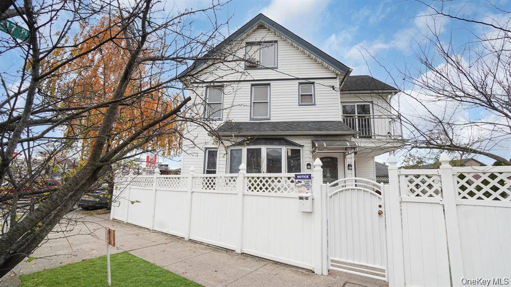 6 Bedroom Home for Sale in Queens Village - New York - USA - 2