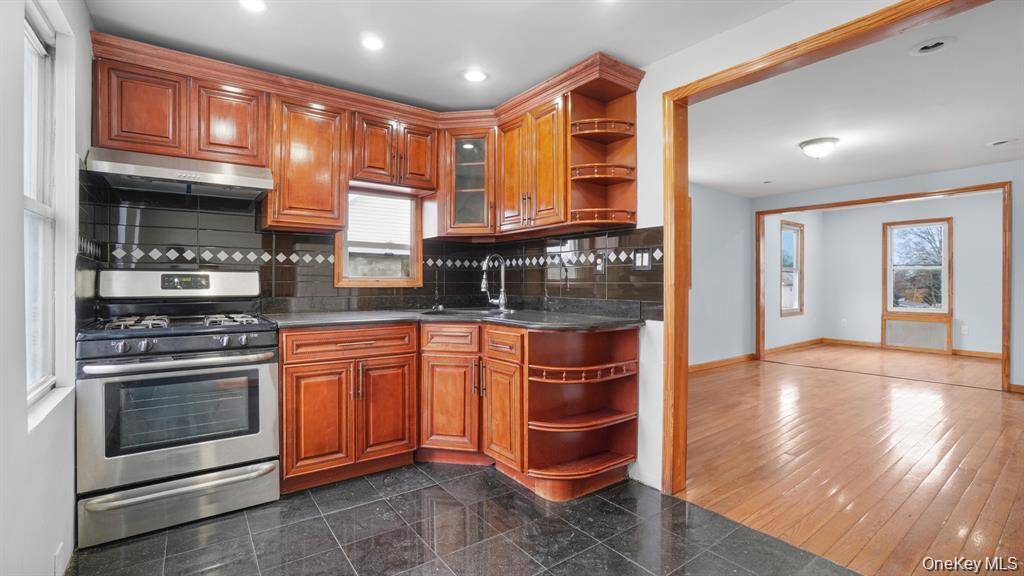 6 Bedroom Home for Sale in Queens Village - New York - USA - 8