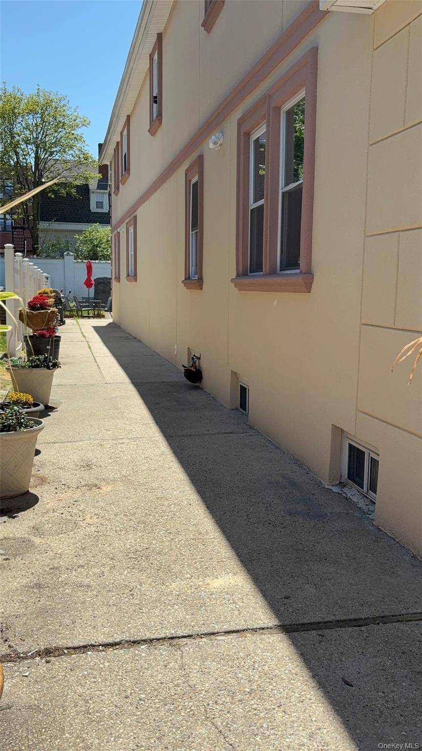Casa com 6 Quartos à Venda em Queens Village - Nova Iorque - EUA - 2