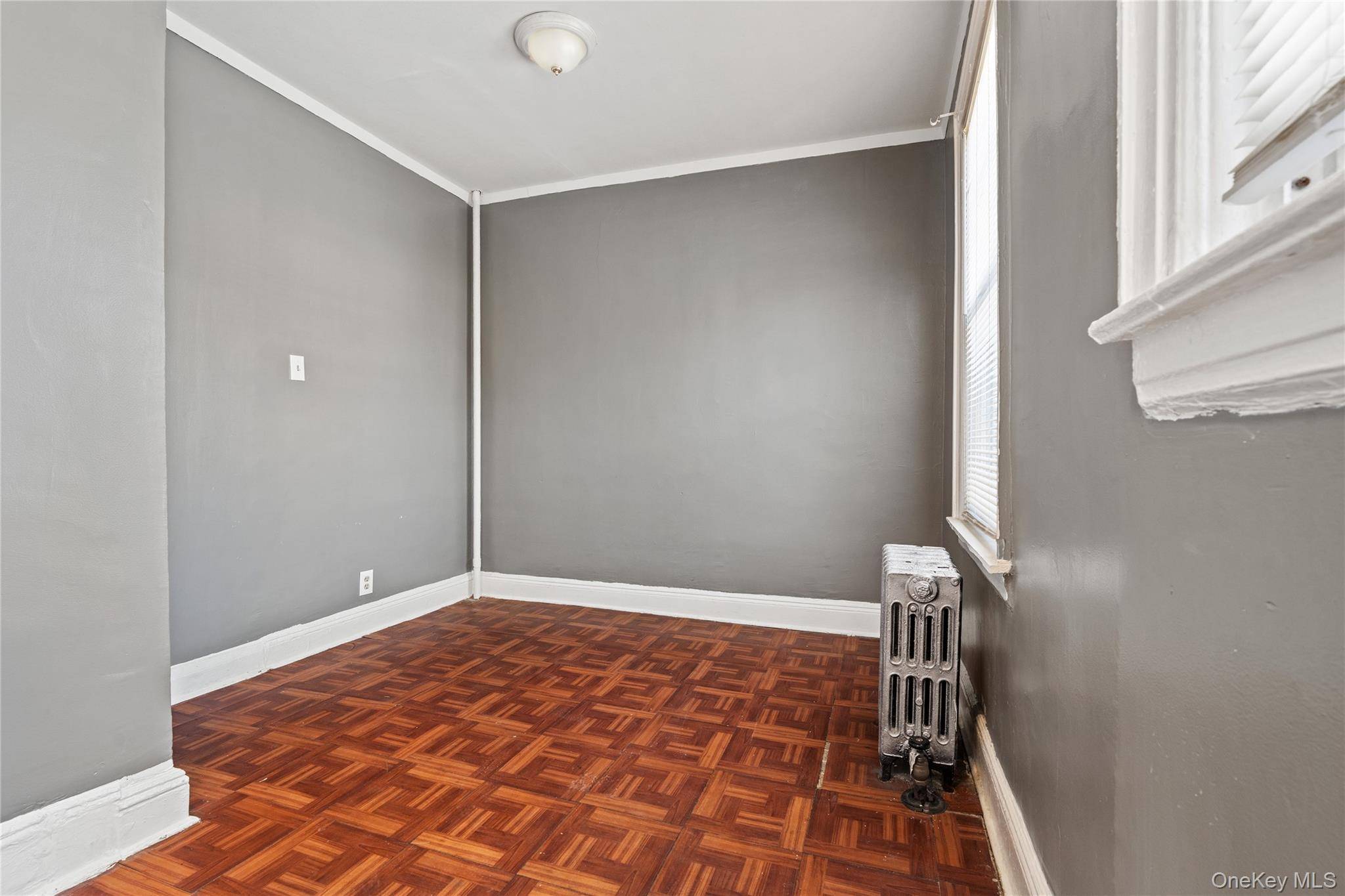 6 Bedroom Home for Sale in Queens Village - New York - USA - 7