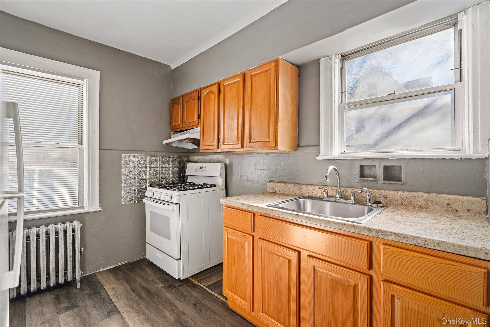 6 Bedroom Home for Sale in Queens Village - New York - USA - 8