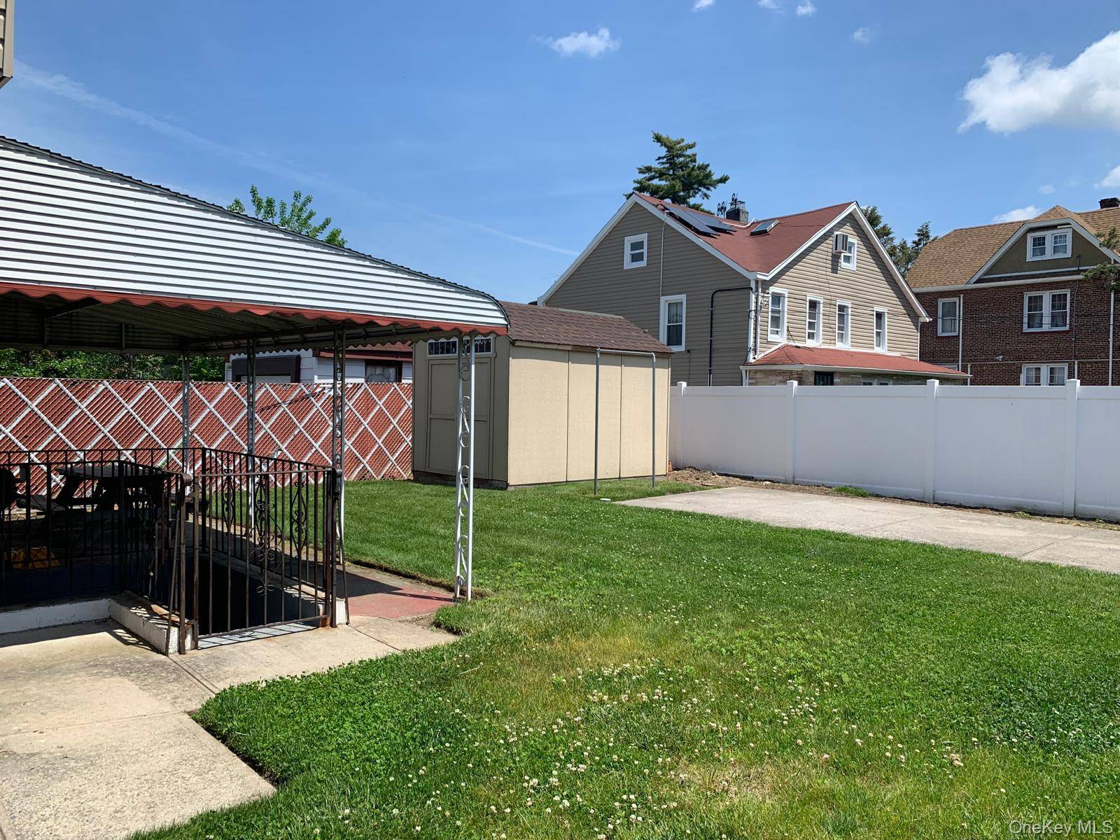 6 Bedroom Home for Sale in Queens Village - New York - USA - 2