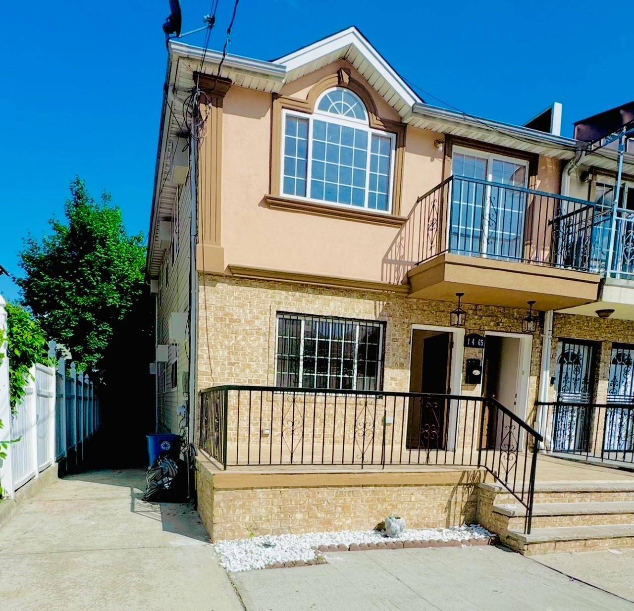 Casa com 6 Quartos à Venda em Queens Village - Nova Iorque - EUA - 1